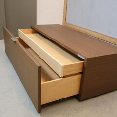 arflex(アルフレックス)のC.C.09 Hi-Fi ローボードです。ウォールナットの落ち着いたシックな色合いとスタイリッシュなフォルム。収納量豊富なドロワーが便利でテレビボードにも◎♪の画像