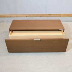 arflex(アルフレックス)のC.C.09 Hi-Fi ローボードです。ウォールナットの落ち着いたシックな色合いとスタイリッシュなフォルム。収納量豊富なドロワーが便利でテレビボードにも◎♪の画像