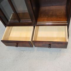 北海道民芸家具(HOKUMIN)のカバ無垢材を使用した、本棚です。アンティーク調のクラシックなブックキャビネットは和室はもちろん洋室の飾り棚や食器棚にもおススメです♪飛騨産業(キツツキマーク)の画像