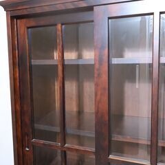 北海道民芸家具(HOKUMIN)のカバ無垢材を使用した、本棚です。アンティーク調のクラシックなブックキャビネットは和室はもちろん洋室の飾り棚や食器棚にもおススメです♪飛騨産業(キツツキマーク)の画像