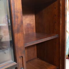 北海道民芸家具(HOKUMIN)のカバ無垢材を使用した、本棚です。アンティーク調のクラシックなブックキャビネットは和室はもちろん洋室の飾り棚や食器棚にもおススメです♪飛騨産業(キツツキマーク)の画像