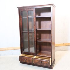 北海道民芸家具(HOKUMIN)のカバ無垢材を使用した、本棚です。アンティーク調のクラシックなブックキャビネットは和室はもちろん洋室の飾り棚や食器棚にもおススメです♪飛騨産業(キツツキマーク)の画像