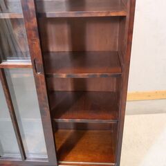 北海道民芸家具(HOKUMIN)のカバ無垢材を使用した、本棚です。アンティーク調のクラシックなブックキャビネットは和室はもちろん洋室の飾り棚や食器棚にもおススメです♪飛騨産業(キツツキマーク)の画像