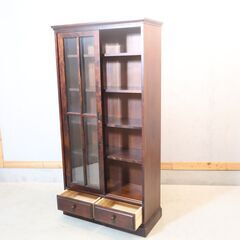 北海道民芸家具(HOKUMIN)のカバ無垢材を使用した、本棚です。アンティーク調のクラシックなブックキャビネットは和室はもちろん洋室の飾り棚や食器棚にもおススメです♪飛騨産業(キツツキマーク)の画像