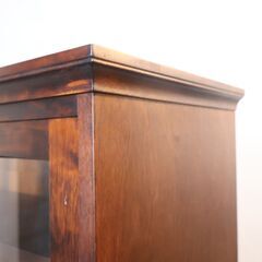 北海道民芸家具(HOKUMIN)のカバ無垢材を使用した、本棚です。アンティーク調のクラシックなブックキャビネットは和室はもちろん洋室の飾り棚や食器棚にもおススメです♪飛騨産業(キツツキマーク)の画像