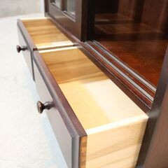 北海道民芸家具(HOKUMIN)のカバ無垢材を使用した、本棚です。アンティーク調のクラシックなブックキャビネットは和室はもちろん洋室の飾り棚や食器棚にもおススメです♪飛騨産業(キツツキマーク)の画像