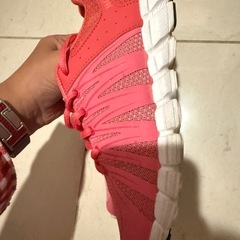 すにースニーカーの画像