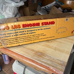 エンジンスタンドとオイルパンの画像