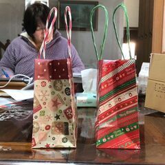 【クリスマス紙袋・ギフトバッグ】  未使用まとめ売り（175枚）来年以降も使いたい人もお勧め／2デザイン／持ち手付き  クリスマスデザインの紙袋（ギフトバッグ）です。 イベントやプレゼント配布、バザー・教会行事・施設イベントなどに便利です。の画像