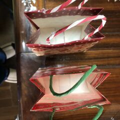 【クリスマス紙袋・ギフトバッグ】  未使用まとめ売り（175枚）来年以降も使いたい人もお勧め／2デザイン／持ち手付き  クリスマスデザインの紙袋（ギフトバッグ）です。 イベントやプレゼント配布、バザー・教会行事・施設イベントなどに便利です。の画像