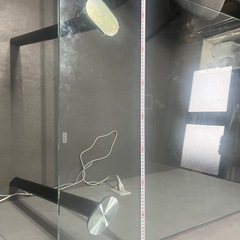 ガラステーブルの画像