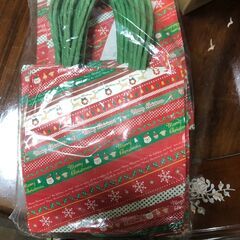 【クリスマス紙袋・ギフトバッグ】  未使用まとめ売り（175枚）来年以降も使いたい人もお勧め／2デザイン／持ち手付き  クリスマスデザインの紙袋（ギフトバッグ）です。 イベントやプレゼント配布、バザー・教会行事・施設イベントなどに便利です。の画像