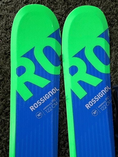 ロシニョール　キッズ　スキー板・ブーツ・ストックセット　122/22.5 ジュニアROSSIGNOL スキーセットロシ122cm 板22.5cmブーツ (よっぴ
