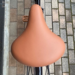 黒い折りたたみ自転車の画像