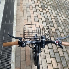 黒い折りたたみ自転車の画像