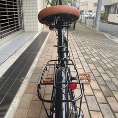 黒い折りたたみ自転車の画像