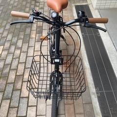 黒い折りたたみ自転車の画像