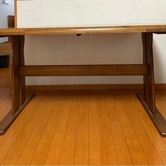 ダイニングテーブルの画像