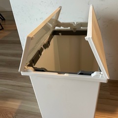 ペダルオープン　ゴミ箱　白の画像