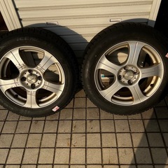 15インチアルミホイール付きスタッドレスタイヤの画像
