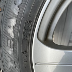 15インチアルミホイール付きスタッドレスタイヤの画像