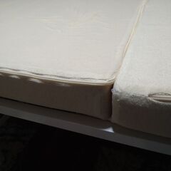 スチール製シングルベットとマットレスの画像