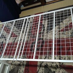 スチール製シングルベットとマットレスの画像