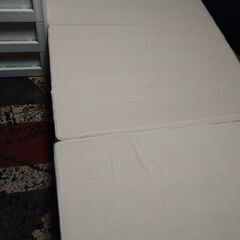 スチール製シングルベットとマットレスの画像