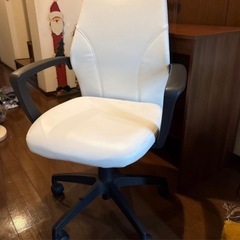 机と椅子の画像