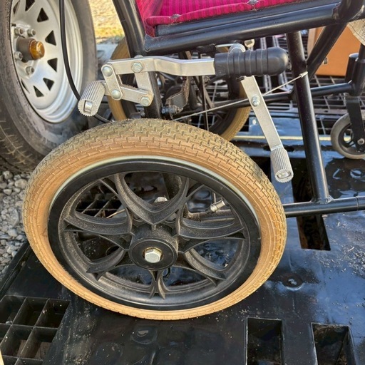 日進医療器　超軽量　コンパクト　介助用車椅子　TH-2SB TH-2SB_1-e1688573840599.jpg
