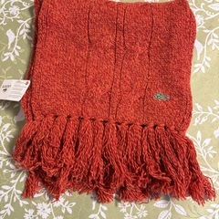 ⭐️LACOSTE（ラコステ）ニット手袋＋マフラーセット カラー：オレンジ系 サイズ：フリー ブランドロゴ（クロコ）付きの画像