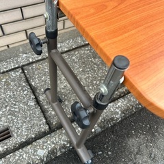 ベッドのテーブルの画像