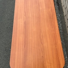 ベッドのテーブルの画像