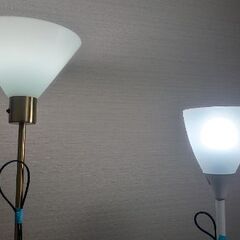 キレイな『フロアランプ』😃２種類あるよ（高さ✨右約160㌢  左約180㌢）☆１つの価格だよの画像
