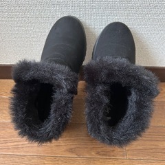黒ファー付きショートブーツの画像