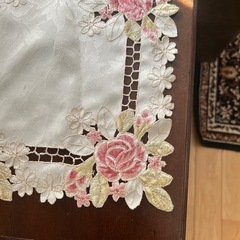 クリスマスにも✨花柄刺繍 テーブルクロスの画像