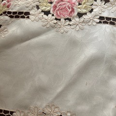 クリスマスにも✨花柄刺繍 テーブルクロスの画像