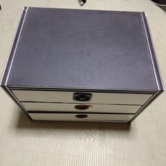 【無料０円】台と小型タンス・小物一式  ジャンク ノークレームノーリターンの画像