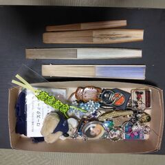 【無料０円】台と小型タンス・小物一式  ジャンク ノークレームノーリターンの画像