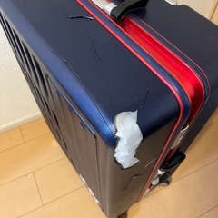 キャリーケース(破損あり)の画像