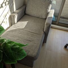 収納スペース付きのソファ。の画像