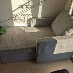 収納スペース付きのソファ。の画像