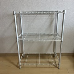 白のスチールラックの画像