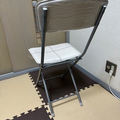 折りたたみ椅子の画像