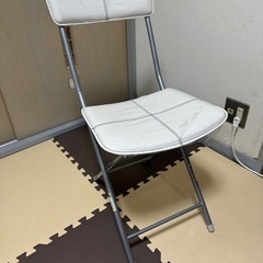 折りたたみ椅子の画像