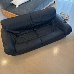 黒のソファ(2人掛け)の画像