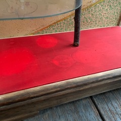 昔の古いガラスの収納飾り棚の画像