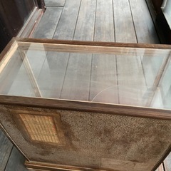 昔の古いガラスの収納飾り棚の画像