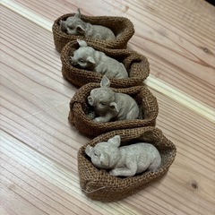 麻袋に入った豚の置物の画像