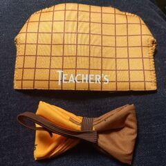 ティーチャーズ ウイスキー  『蝶ネクタイ ハンカチ 』 『ジャケットデザインボトルカバー 』 2点セットの画像